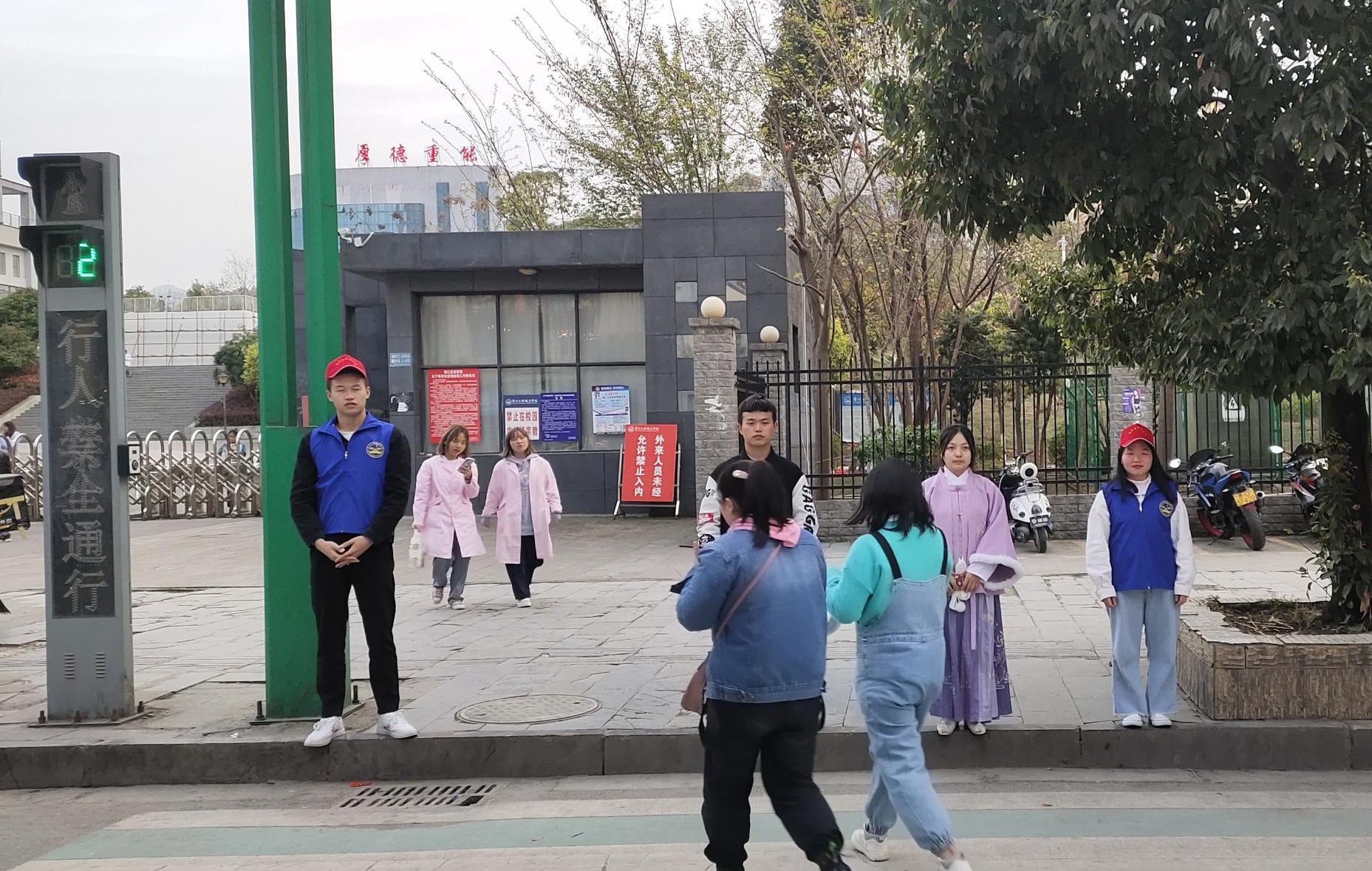 学雷锋 争做新时代好青年(图2) 学雷锋 争做新时代好青年(图2)