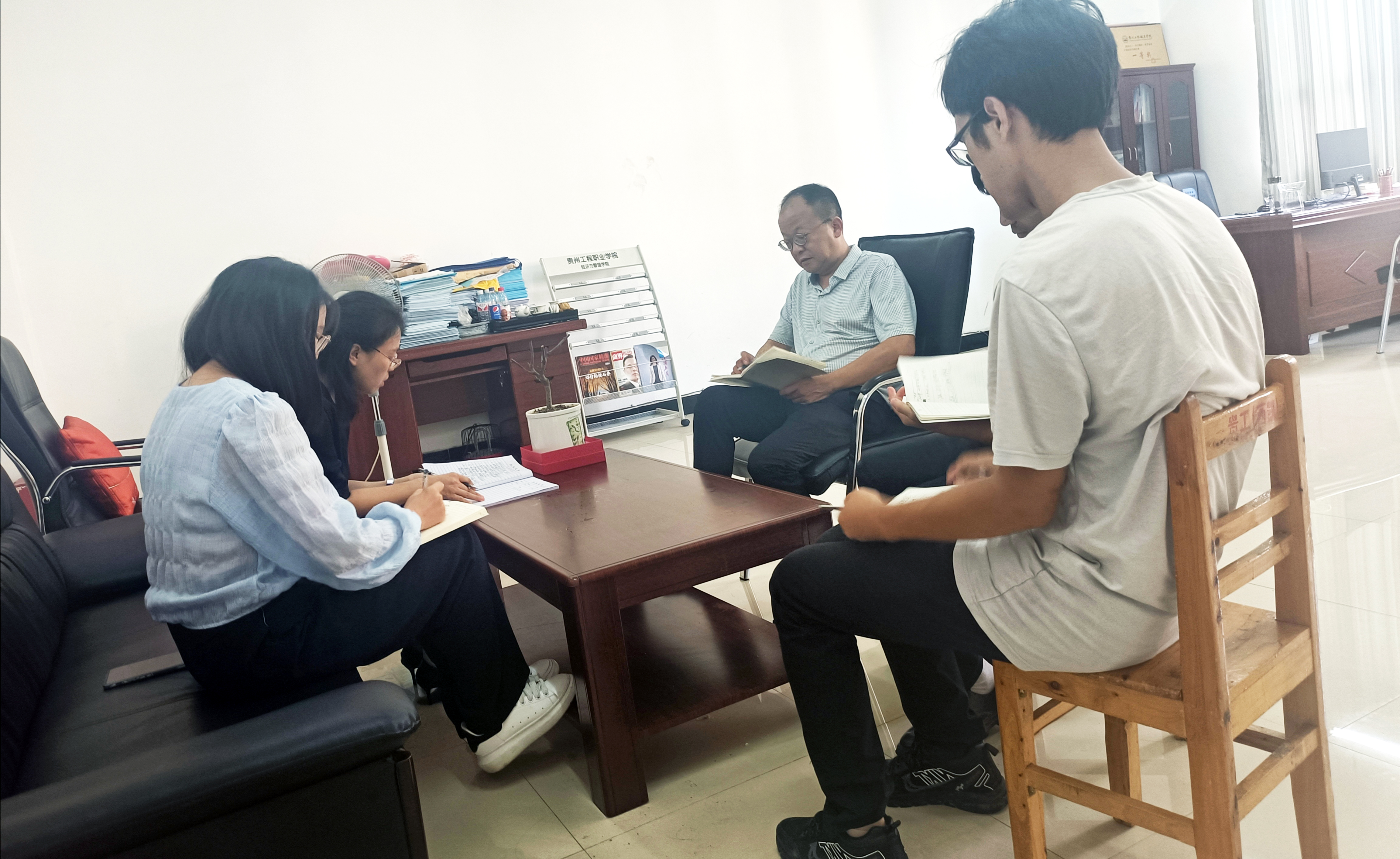  经济与管理学院组织召开 教研室负责人会议(图1)