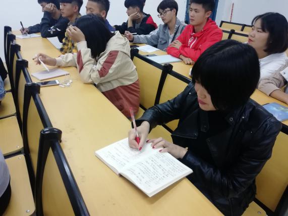 建筑工程学院2018级学生代表座谈会(图2) 建筑工程学院2018级学生代表座谈会(图2)