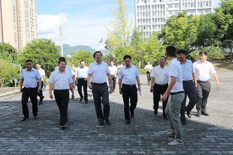 贵州省人大常委会副主任李飞跃一行到beat365调研(图1) 贵州省人大常委会副主任李飞跃一行到beat365调研(图1)