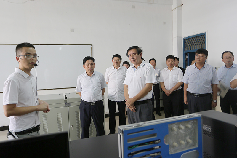 贵州省人大常委会副主任李飞跃一行到beat365调研(图2) 贵州省人大常委会副主任李飞跃一行到beat365调研(图2)