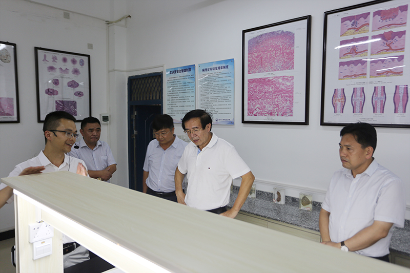 贵州省人大常委会副主任李飞跃一行到beat365调研(图3) 贵州省人大常委会副主任李飞跃一行到beat365调研(图3)