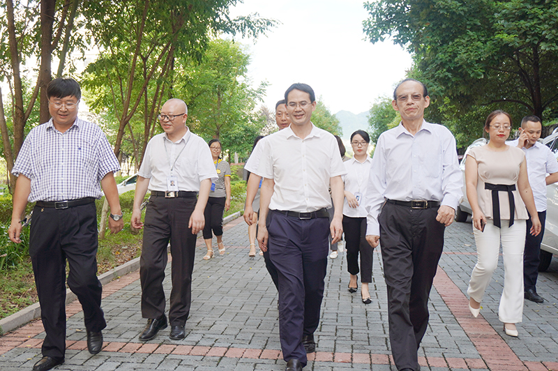 德江县常务副县长刘祖辉到beat365看望教师(图1)