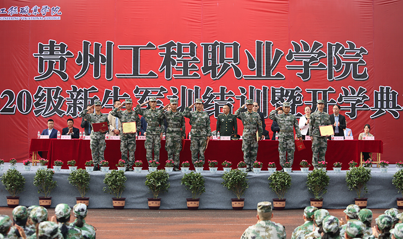 beat365在线唯一官网举行2020级新生军训结训暨开学典礼(图5)