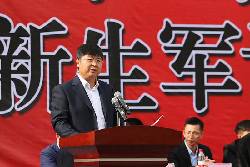 beat365在线唯一官网举行2020级新生军训结训暨开学典礼(图4)