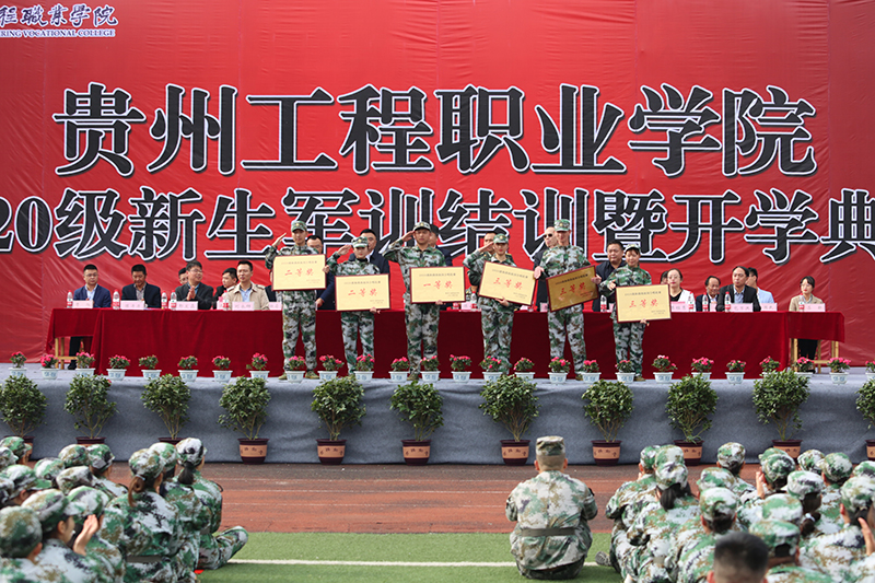 beat365在线唯一官网举行2020级新生军训结训暨开学典礼(图7)