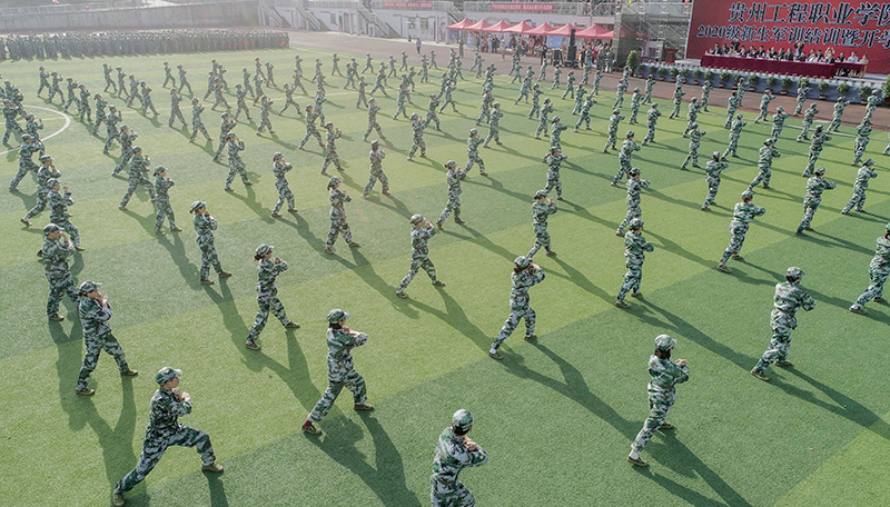 beat365在线唯一官网举行2020级新生军训结训暨开学典礼(图16)