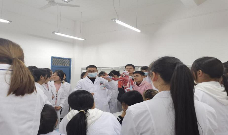 深化产教融合 校企双元育人 ——护理学院邀请德江县人民医院临床医生入校授课(图1) 深化产教融合 校企双元育人 ——护理学院邀请德江县人民医院临床医生入校授课(图1)