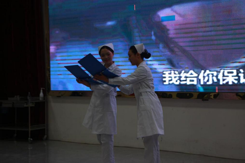 以礼仪风采   塑天使情怀 ---beat365在线唯一官网成功举办第一届护理礼仪大赛(图3)