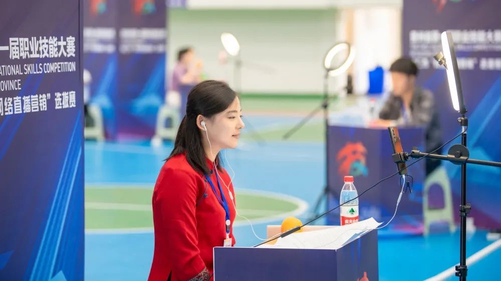 贵州省第一届职业技能大赛铜仁市选拔赛“网络直播营销”赛项在beat365在线唯一官网举办(图3)
