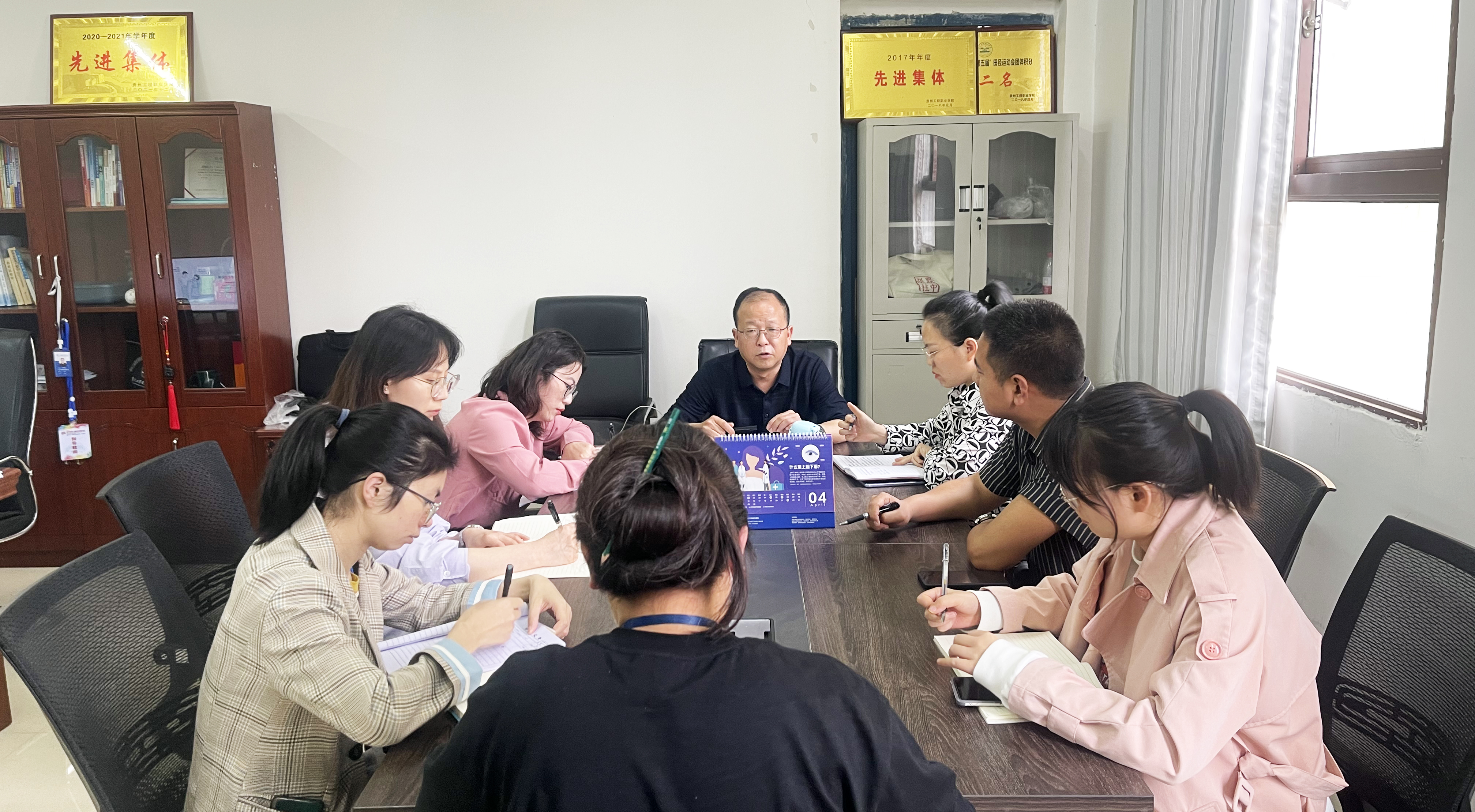 现代服务与管理学院组织召开2022年 春季学期第八次党政联席会议(图1)