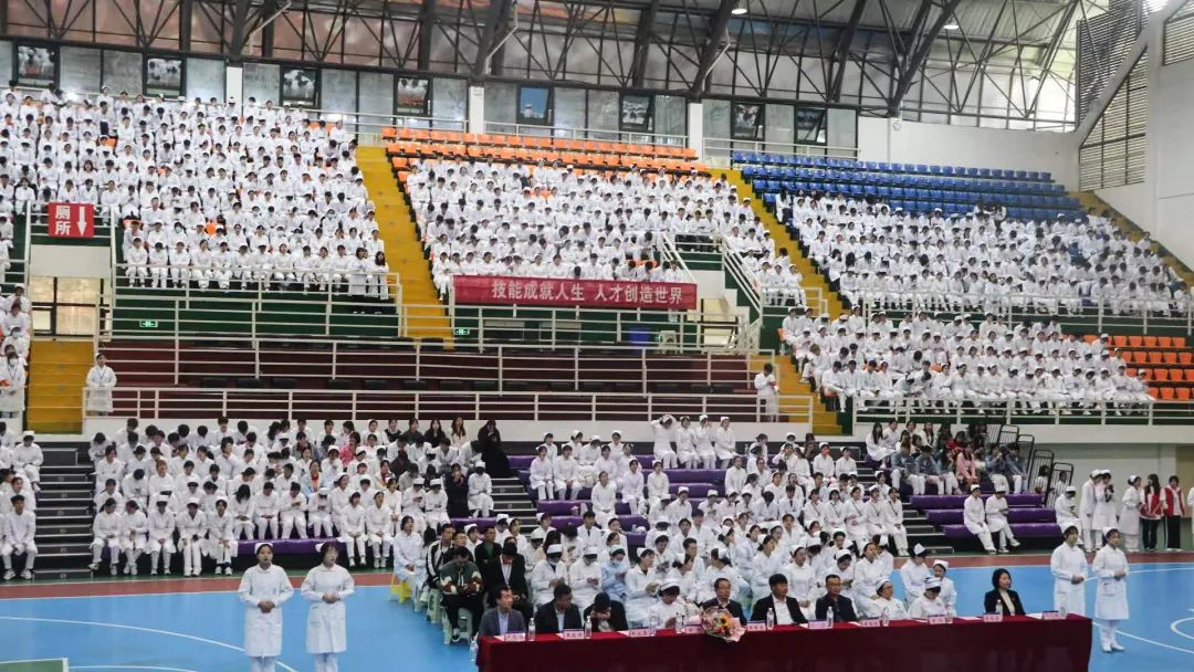 beat365在线唯一官网举行5·12国际护士节活动暨授帽仪式(图1)