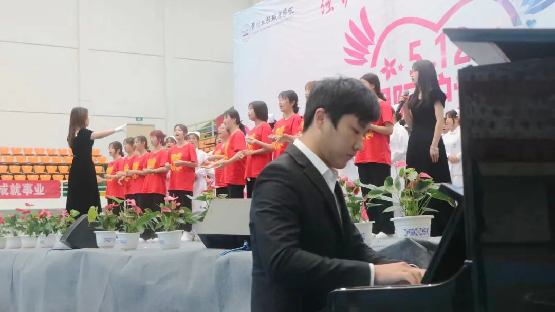 beat365在线唯一官网举行5·12国际护士节活动暨授帽仪式(图9)