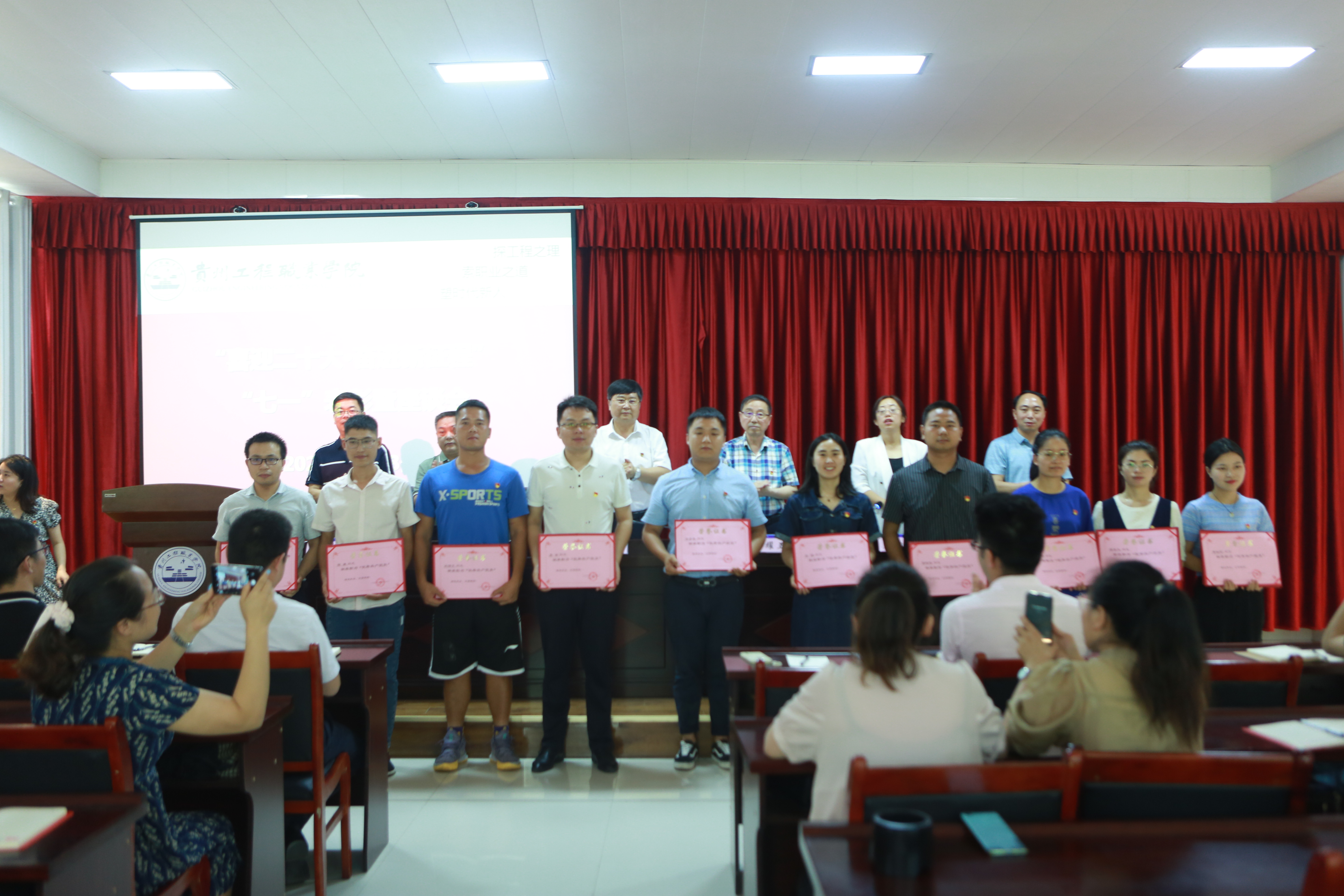 beat365在线唯一官网召开“喜迎二十大·奋进新征程”“七一”表彰暨座谈会(图3)