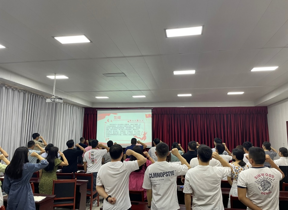 装备制造与信息技术学院 召开秋季学期第一次教职工大会(图6) 装备制造与信息技术学院 召开秋季学期第一次教职工大会(图6)