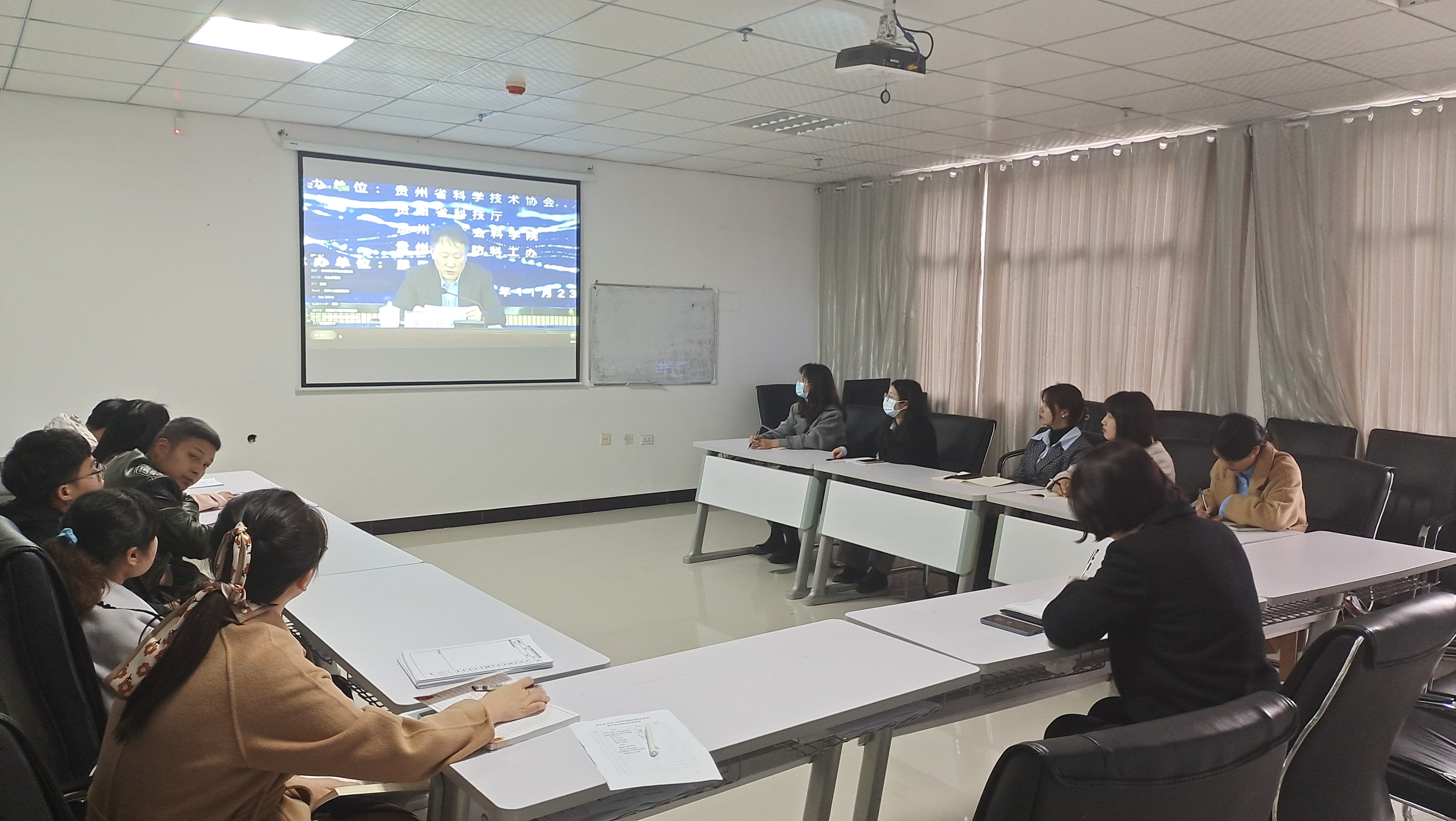 科研处组织教师进行科学道德和学风建设学习(图1) 科研处组织教师进行科学道德和学风建设学习(图1)