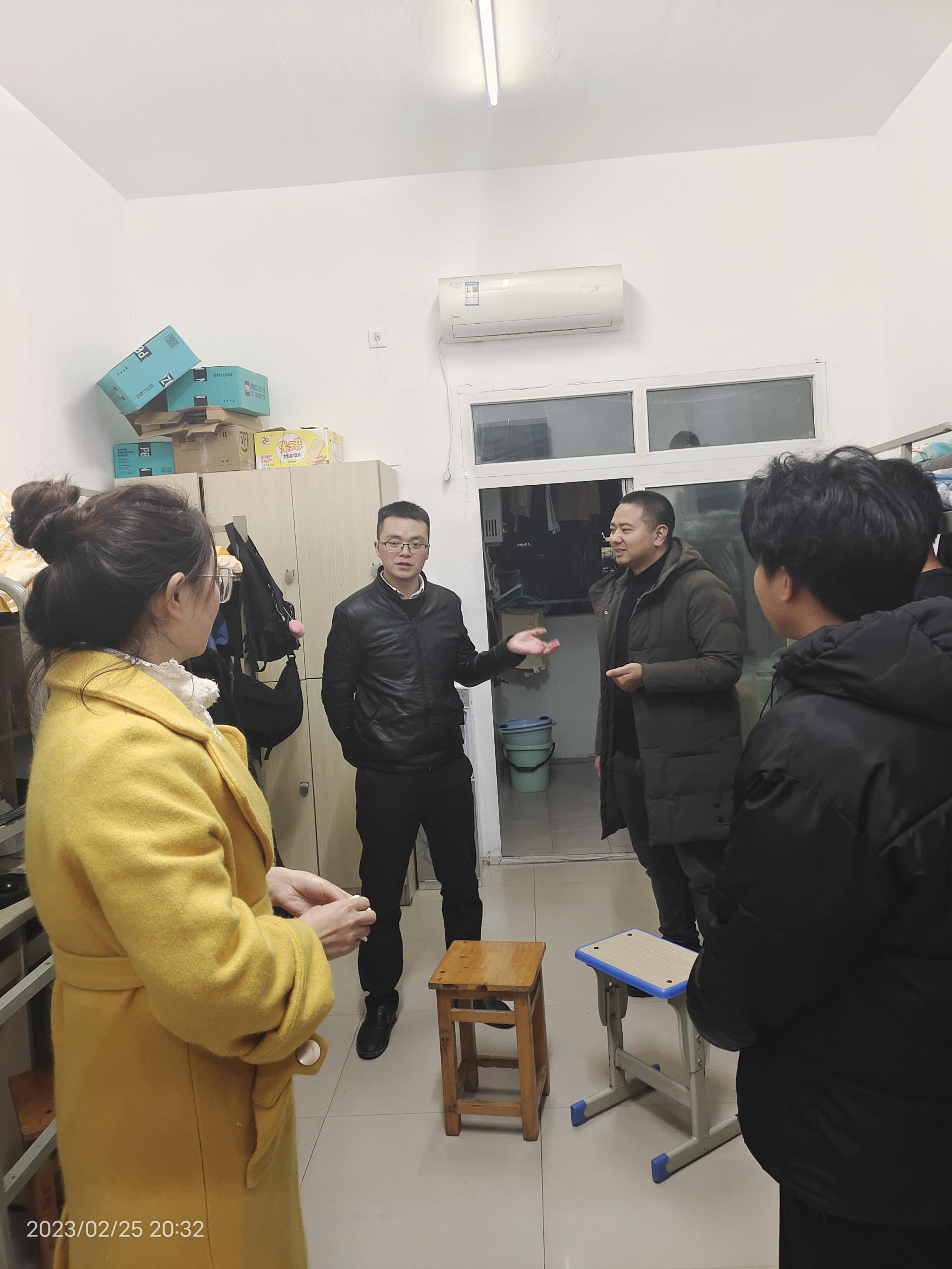育人暖心,关怀入寝——建筑工程学院深入宿舍走访探望返校学生(图1) 育人暖心,关怀入寝——建筑工程学院深入宿舍走访探望返校学生(图1)