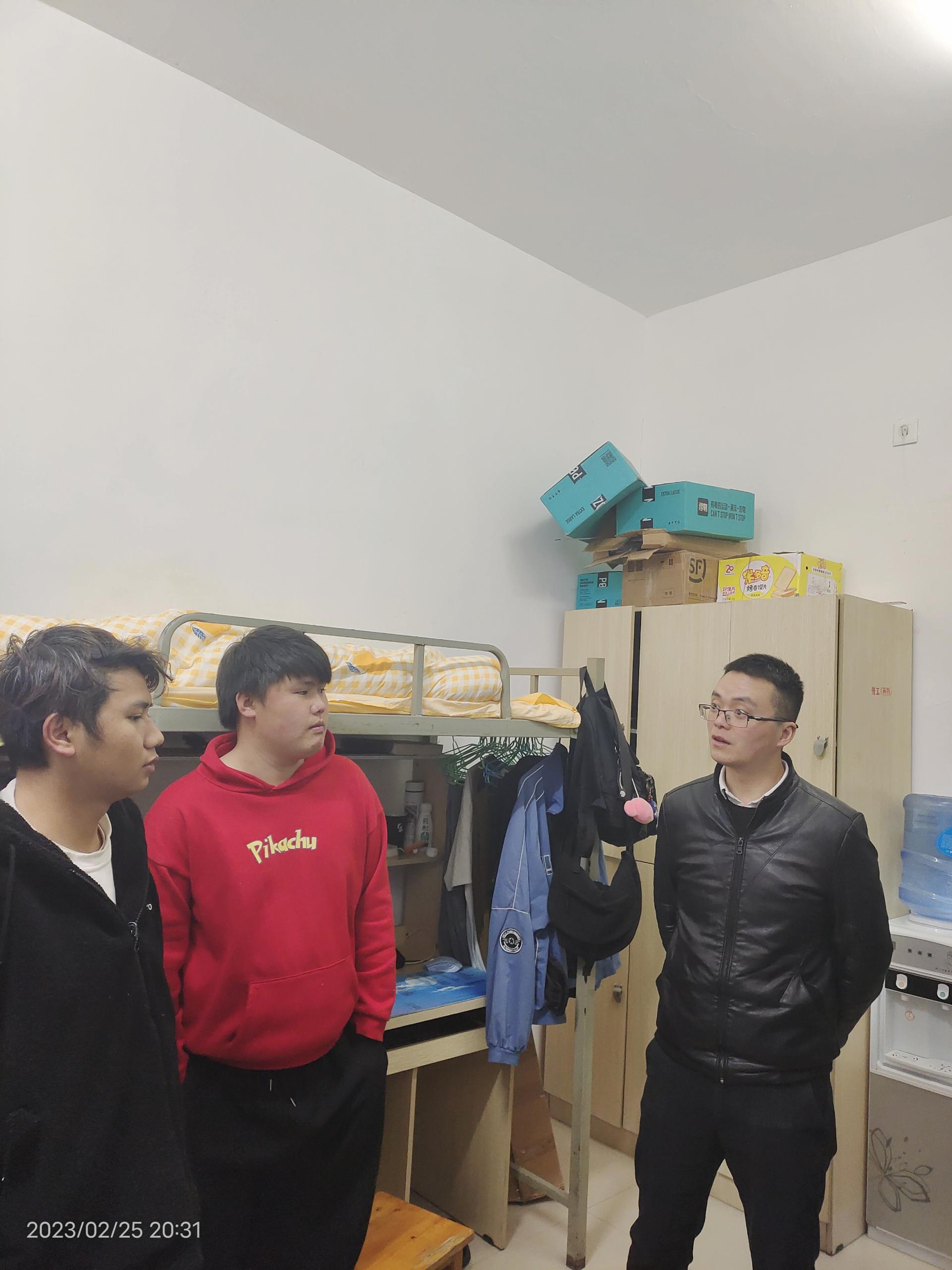 育人暖心,关怀入寝——建筑工程学院深入宿舍走访探望返校学生(图2) 育人暖心,关怀入寝——建筑工程学院深入宿舍走访探望返校学生(图2)