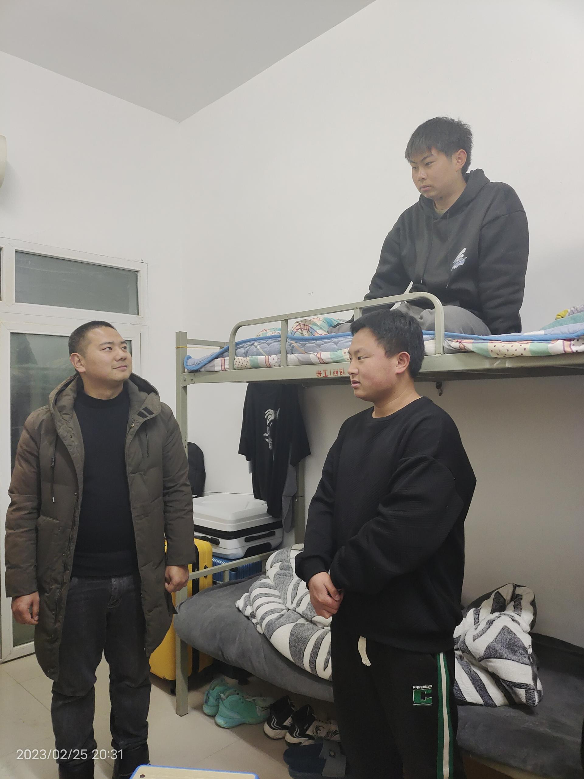 育人暖心,关怀入寝——建筑工程学院深入宿舍走访探望返校学生(图3) 育人暖心,关怀入寝——建筑工程学院深入宿舍走访探望返校学生(图3)