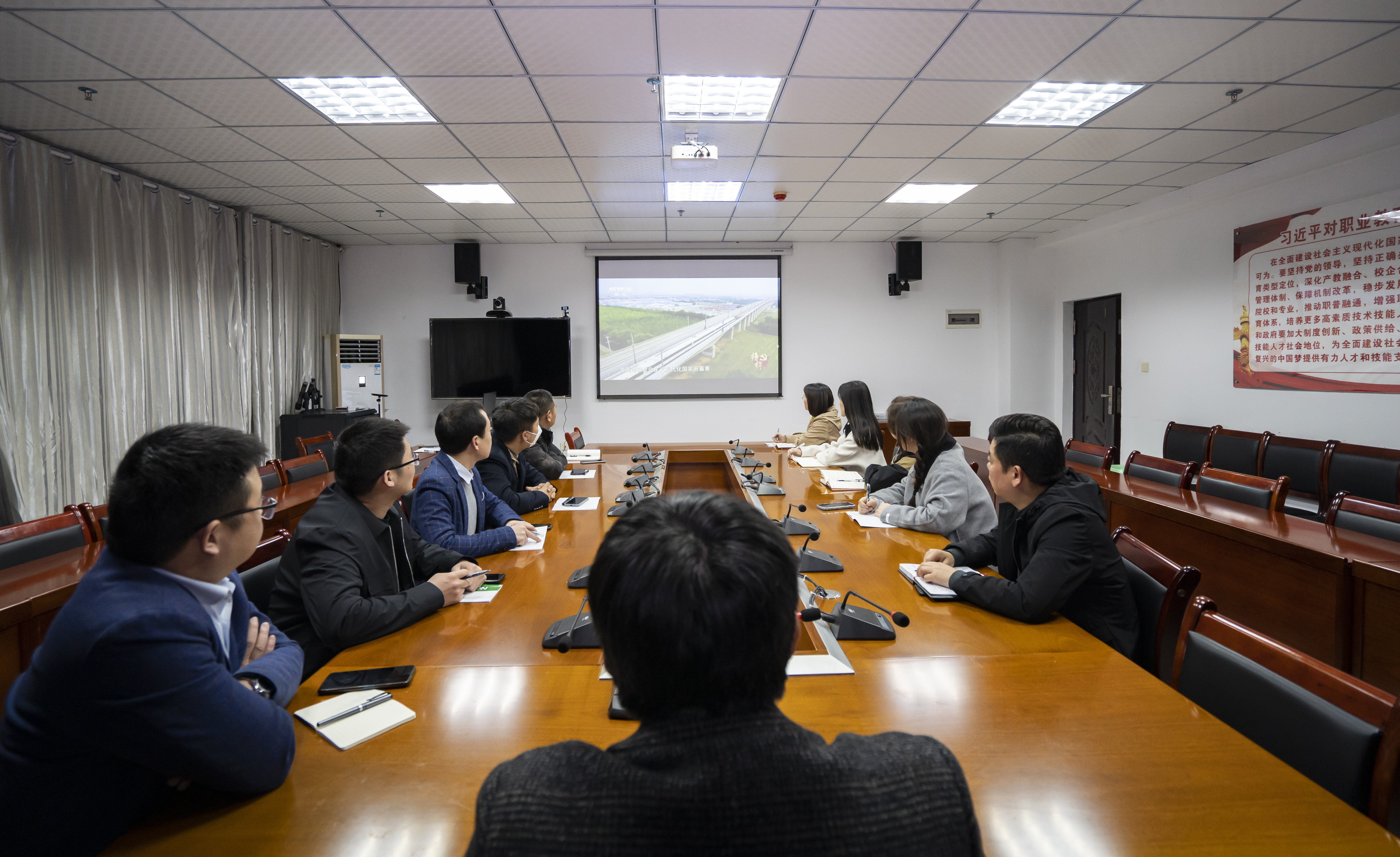 beat365在线唯一官网党员干部集中观看《榜样7》(图1) beat365在线唯一官网党员干部集中观看《榜样7》(图1)