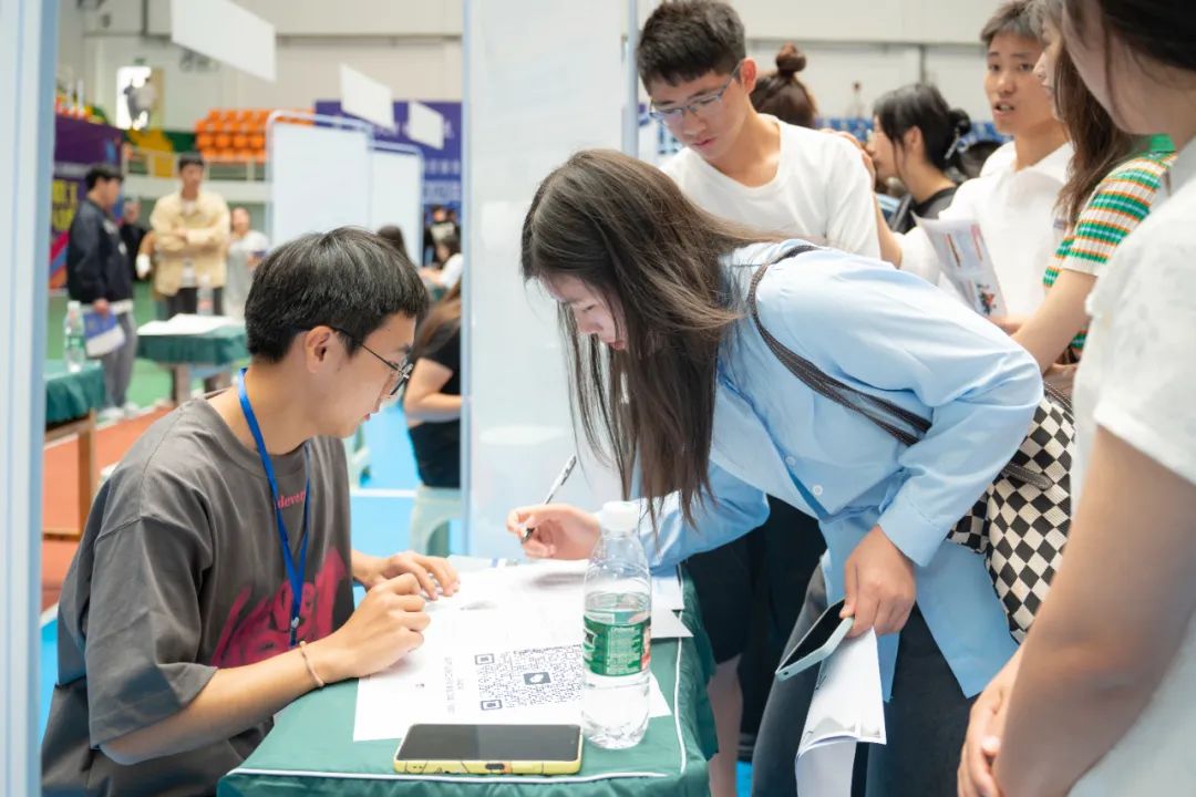 为进一步促进全市高校毕业生就业，助推地方经济社会高质量发展，5月24日上午，由中共铜仁市委、铜仁市人民政府主办，德江县人力资源和社会保障局与beat365承办的“百日冲刺促就业，踔厉奋发建新功”铜仁市2023年(图2)