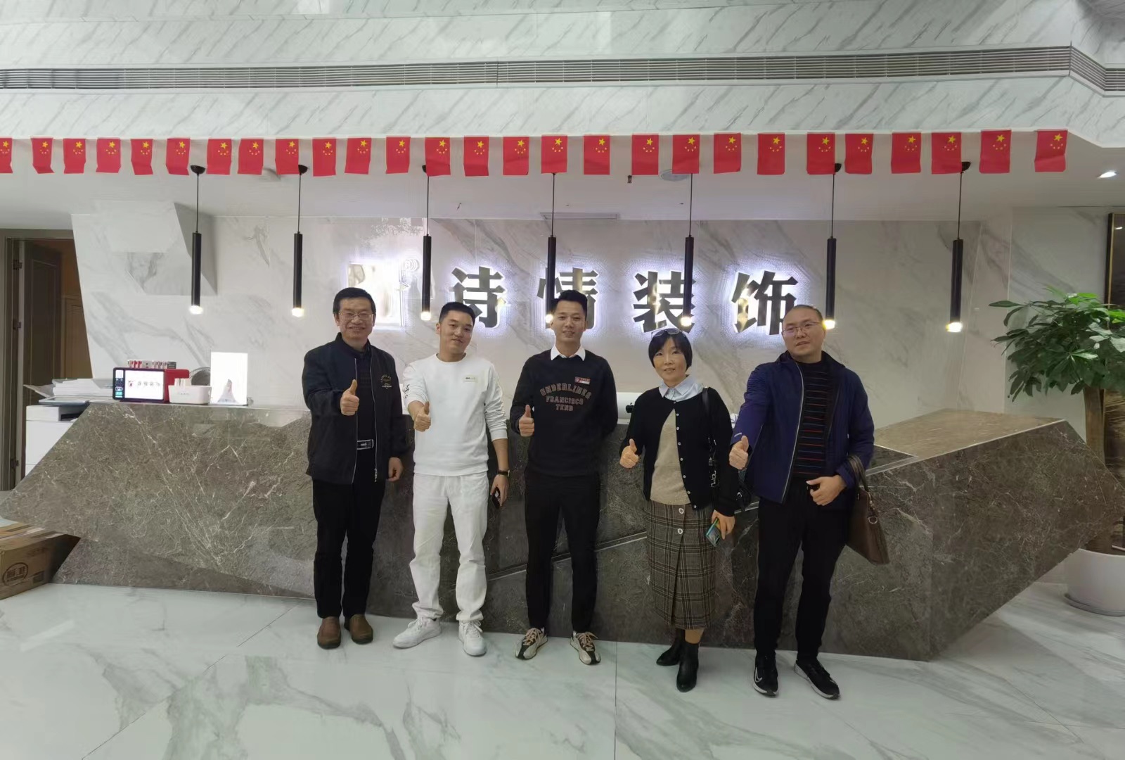 学院党支部书记安贵松一行赴重庆诗情装饰公司考察校企合作(图1) 学院党支部书记安贵松一行赴重庆诗情装饰公司考察校企合作(图1)