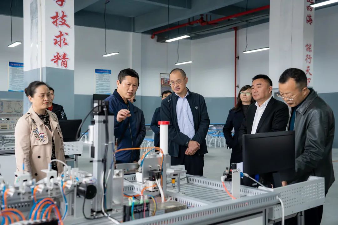 铜仁市人大教科文卫委主任委员郭德强一行到beat365在线唯一官网调研(图2) 铜仁市人大教科文卫委主任委员郭德强一行到beat365在线唯一官网调研(图2)