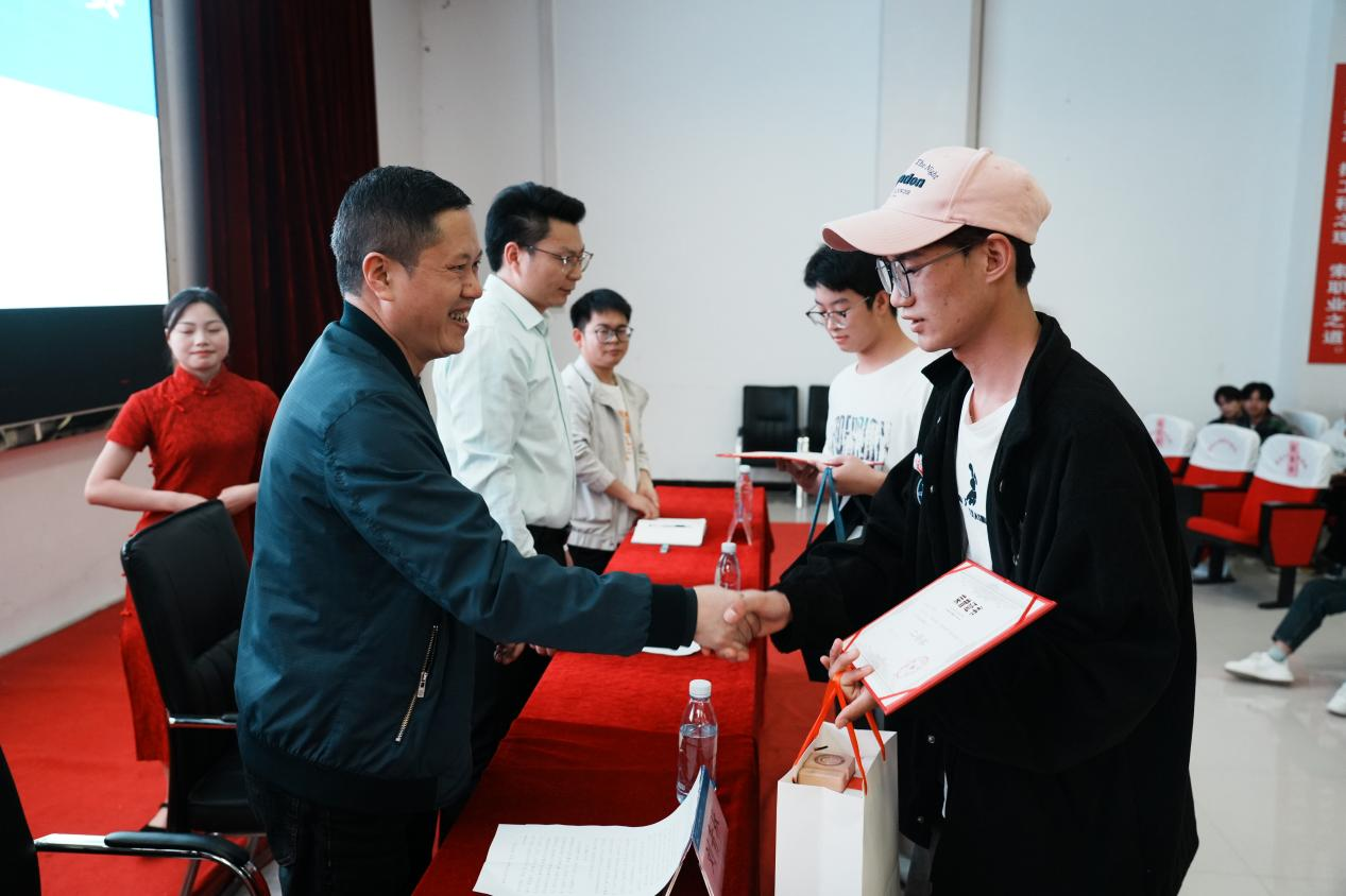 匠心筑梦 职创未来| beat365装备制造与信息技术学院“技能活动月”系列活动圆满结束(图10) 匠心筑梦 职创未来| beat365装备制造与信息技术学院“技能活动月”系列活动圆满结束(图10)