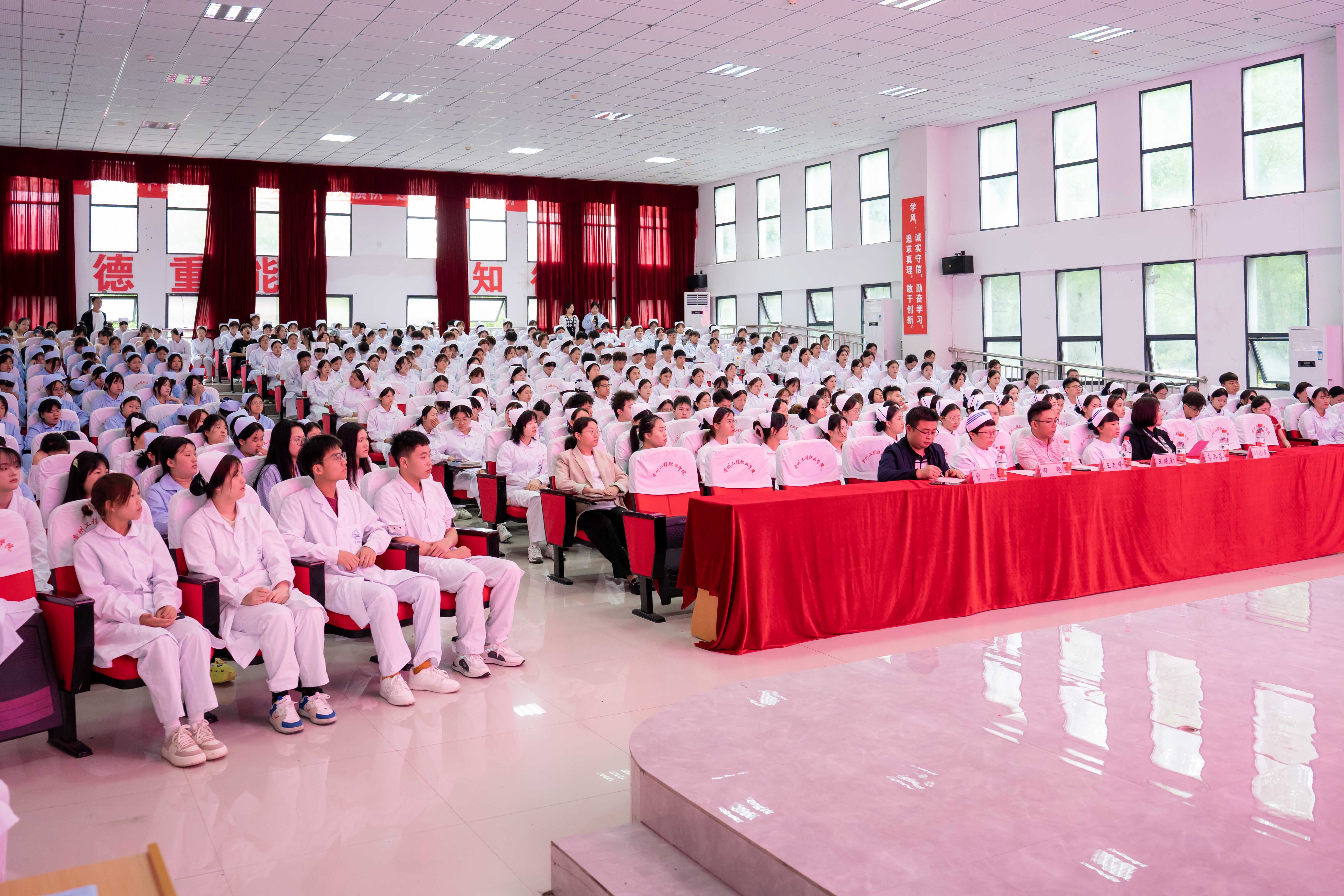 护佑健康，逐梦前行——beat365在线唯一官网成功举办5·12国际护士节活动暨授帽仪式(图1)