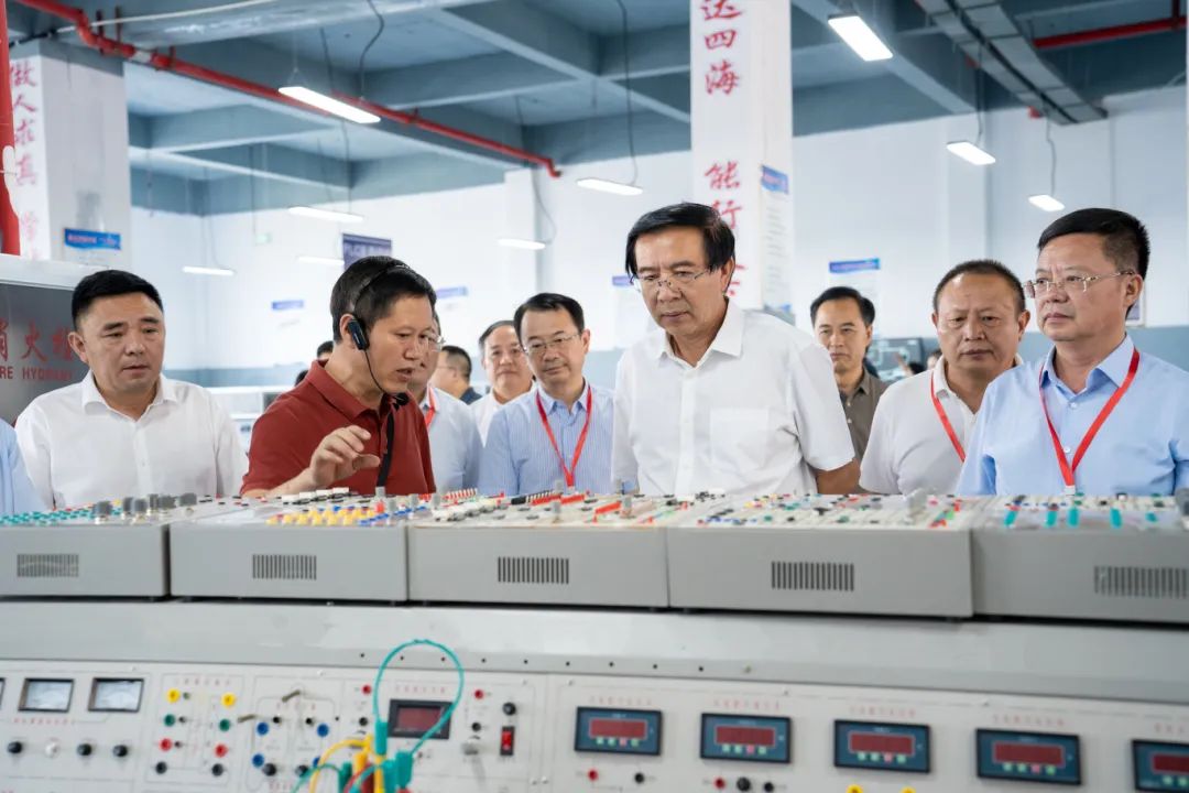 省十四届人大铜仁代表团代表到beat365在线唯一官网集中视察调研(图1)