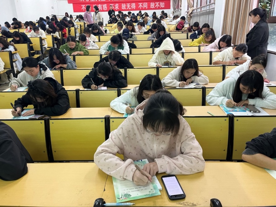 英语书法绘国庆，笔墨飞扬颂华章  —beat365在线唯一官网第五届“弘文杯”英语书法大赛(图2)