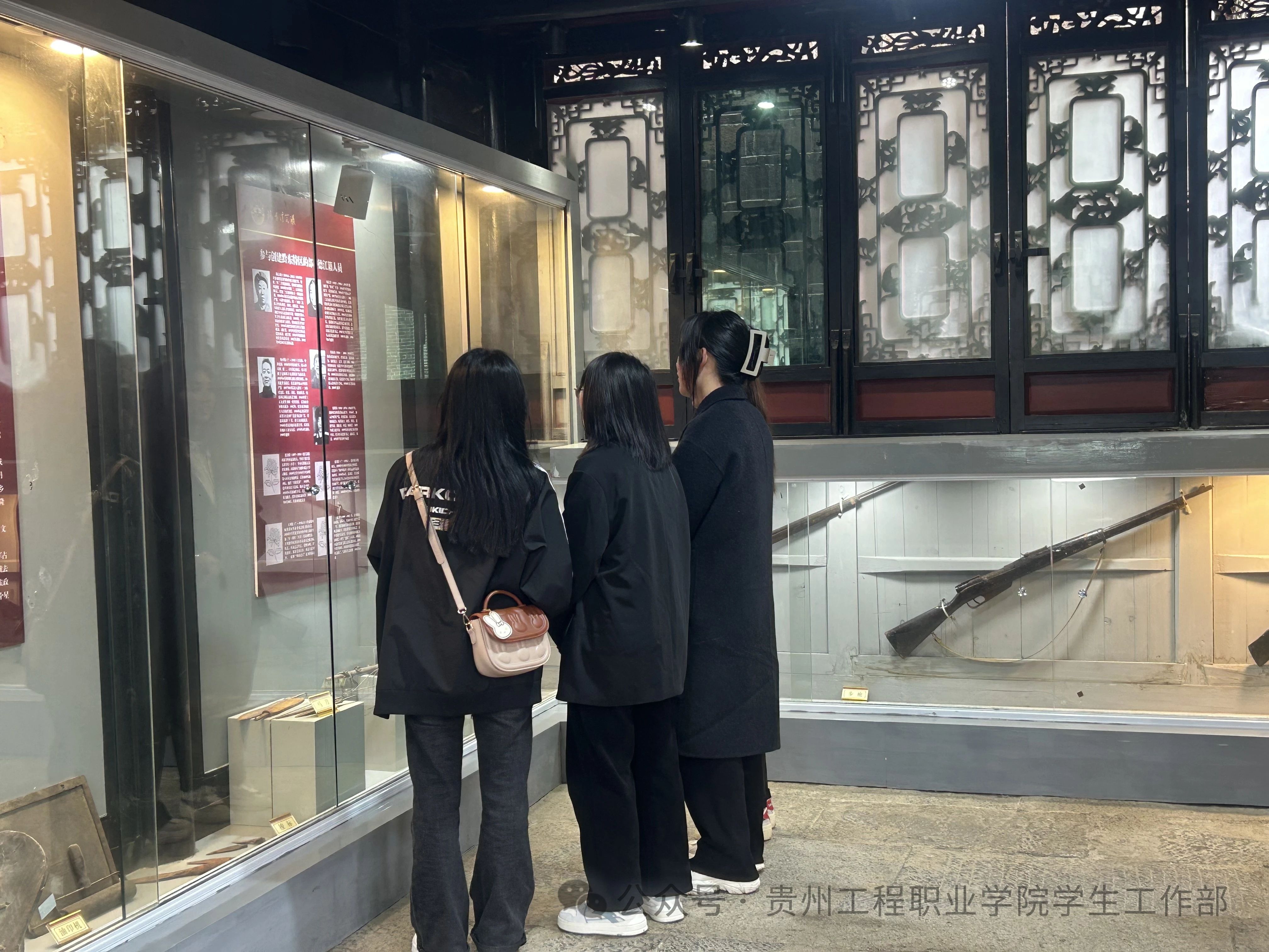 建筑工程学院与药学院联合开展 “传承红色基因 弘扬革命精神”主题团日活动(图3) 建筑工程学院与药学院联合开展 “传承红色基因 弘扬革命精神”主题团日活动(图3)