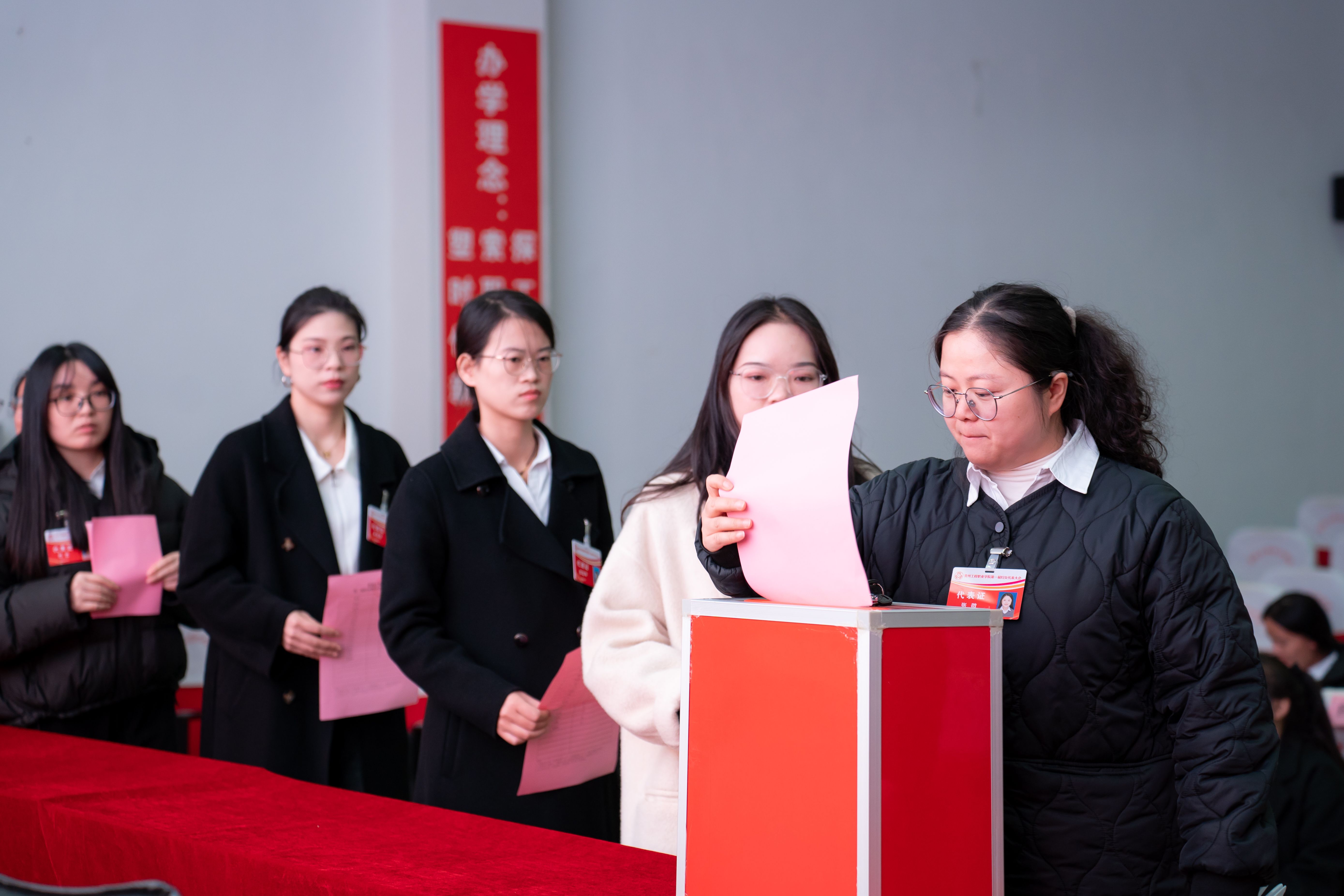 beat365在线唯一官网妇女联合会成立暨妇女第一次代表大会胜利召开(图6)