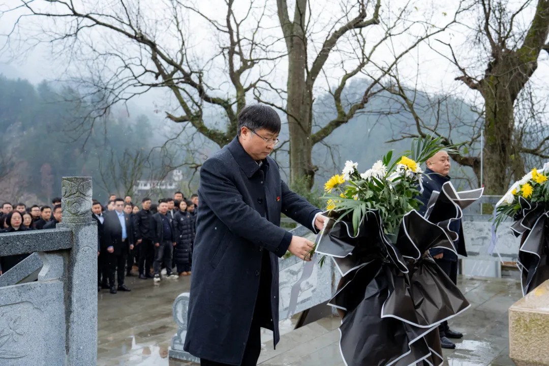 追寻革命足迹 传承红色精神丨beat365在线唯一官网全体党员赴黔东特区革命委员会旧址开展党性教育活动(图3) 追寻革命足迹 传承红色精神丨beat365在线唯一官网全体党员赴黔东特区革命委员会旧址开展党性教育活动(图3)