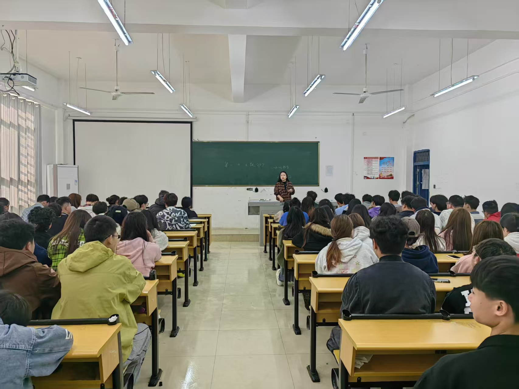 新学期“收心”启航，筑牢学生成长防线 建筑工程学院开展新学期开学第一课(图1)