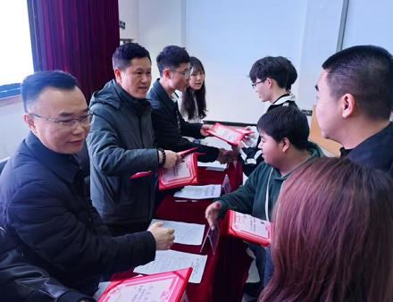 聚焦匠心逐梦·共谱技能新篇 人工智能与信息工程学院2025年技能活动月表彰大会圆满落幕(图4) 聚焦匠心逐梦·共谱技能新篇 人工智能与信息工程学院2025年技能活动月表彰大会圆满落幕(图4)