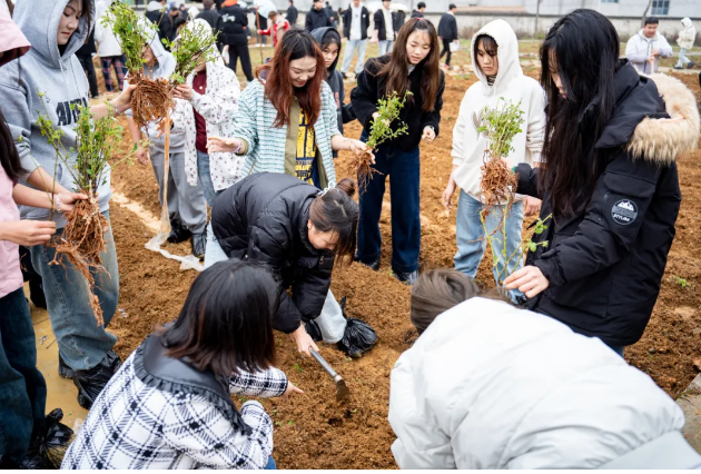 药学学子躬耕百草园 劳动教育浇灌“双苗”成长——beat365药学院创新实践育人模式(图1)