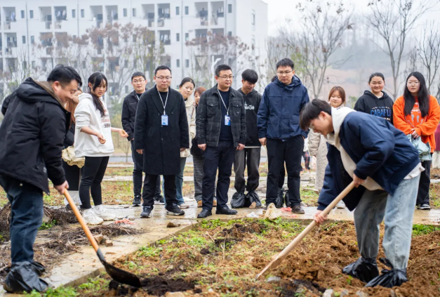 药学学子躬耕百草园 劳动教育浇灌“双苗”成长——beat365药学院创新实践育人模式(图2)