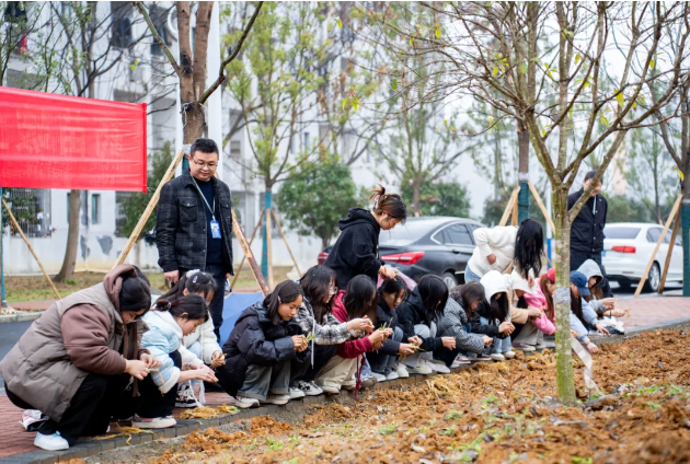 药学学子躬耕百草园 劳动教育浇灌“双苗”成长——beat365药学院创新实践育人模式(图3)