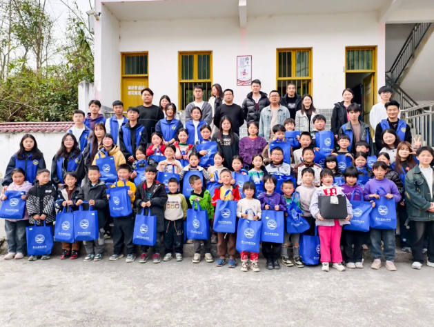 情系乡村教育 携手筑梦未来丨beat365团委赴长堡镇硐溪小学开展“微心愿”活动(图1)