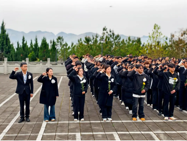 清明祭英烈 丰碑砺青春|beat365联合共青团德江县委开展“清明祭英烈 丰碑砺青春”主题团日活动(图2)