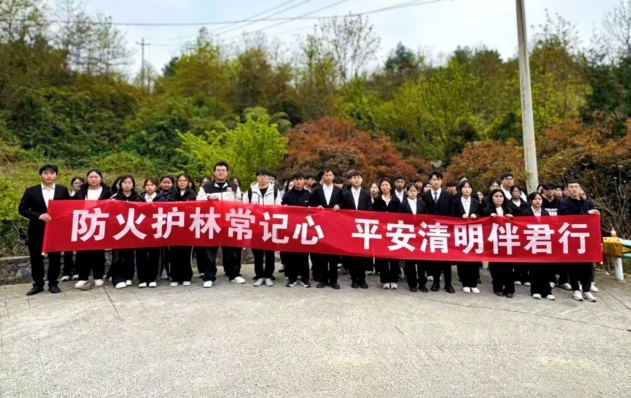 清明祭英烈 丰碑砺青春|beat365联合共青团德江县委开展“清明祭英烈 丰碑砺青春”主题团日活动(图3)