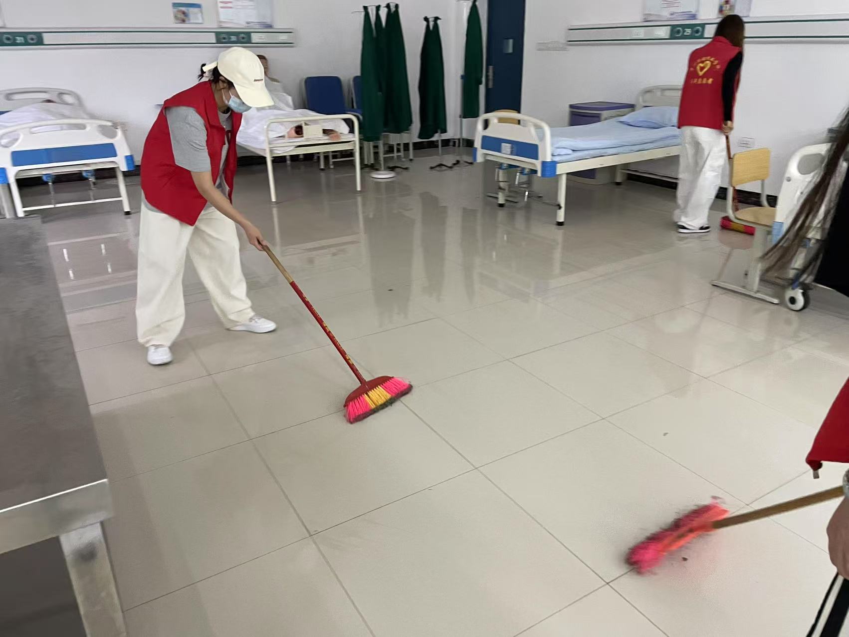 ”党建引领劳动志，护理深耕育菁华“护理学院教师党支部和学生党支部联合开展实训设施 “焕新颜”主题党日活动(图3)