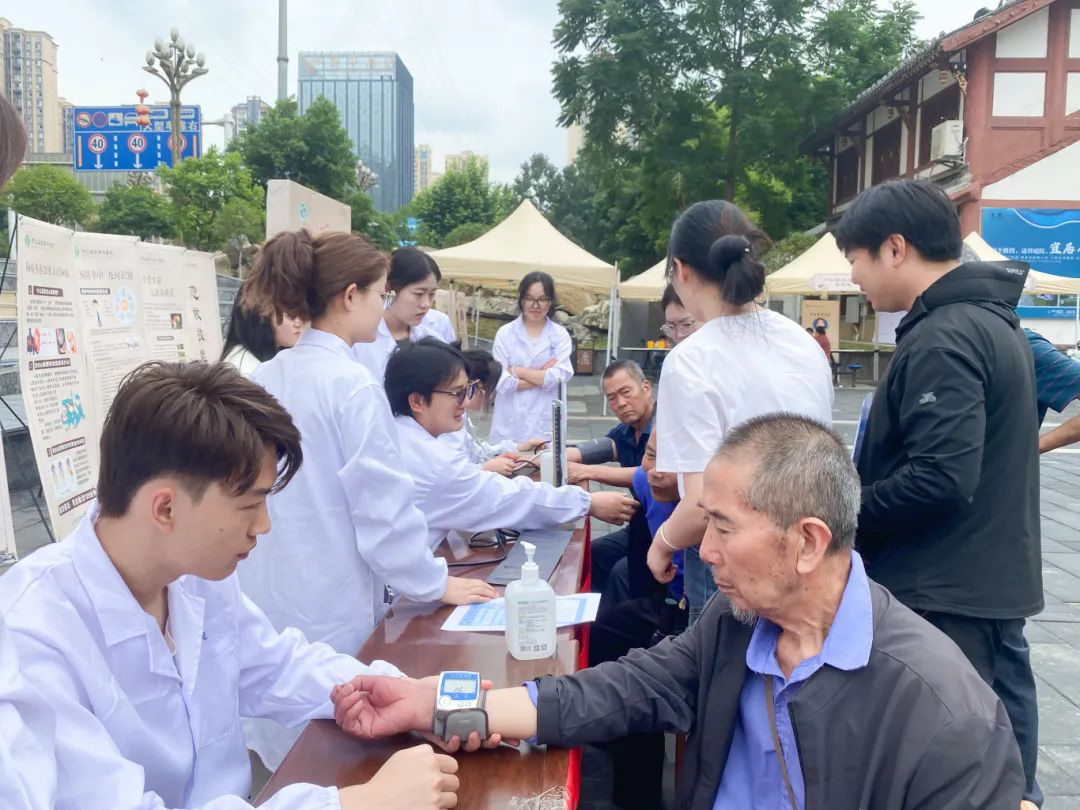 医教携手护健康 党群同心践初心丨beat365药学院开展公益健康服务行动(图1)