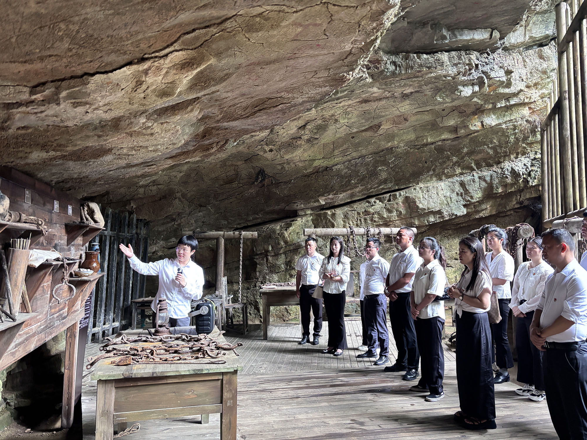 缅怀先烈守初心 传承精神担使命 建筑工程学院党总支赴息烽集中营开展 主题党日活动(图3) 缅怀先烈守初心 传承精神担使命 建筑工程学院党总支赴息烽集中营开展 主题党日活动(图3)