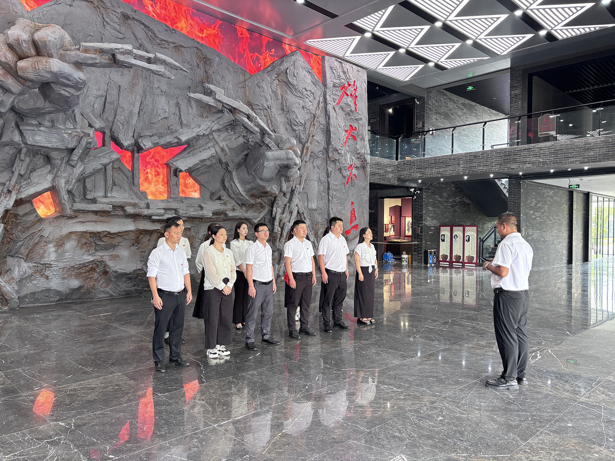 缅怀先烈守初心 传承精神担使命 建筑工程学院党总支赴息烽集中营开展 主题党日活动(图4) 缅怀先烈守初心 传承精神担使命 建筑工程学院党总支赴息烽集中营开展 主题党日活动(图4)