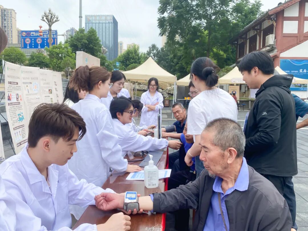 医教携手护健康 党群同心践初心丨beat365药学院开展公益健康服务行动(图1)