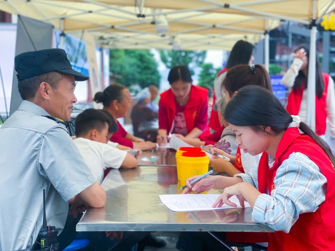 医教携手护健康 党群同心践初心丨beat365药学院开展公益健康服务行动(图2)