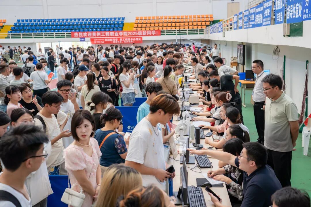 初秋相遇  满“新”欢喜丨直击2025级新生报到现场(图1)