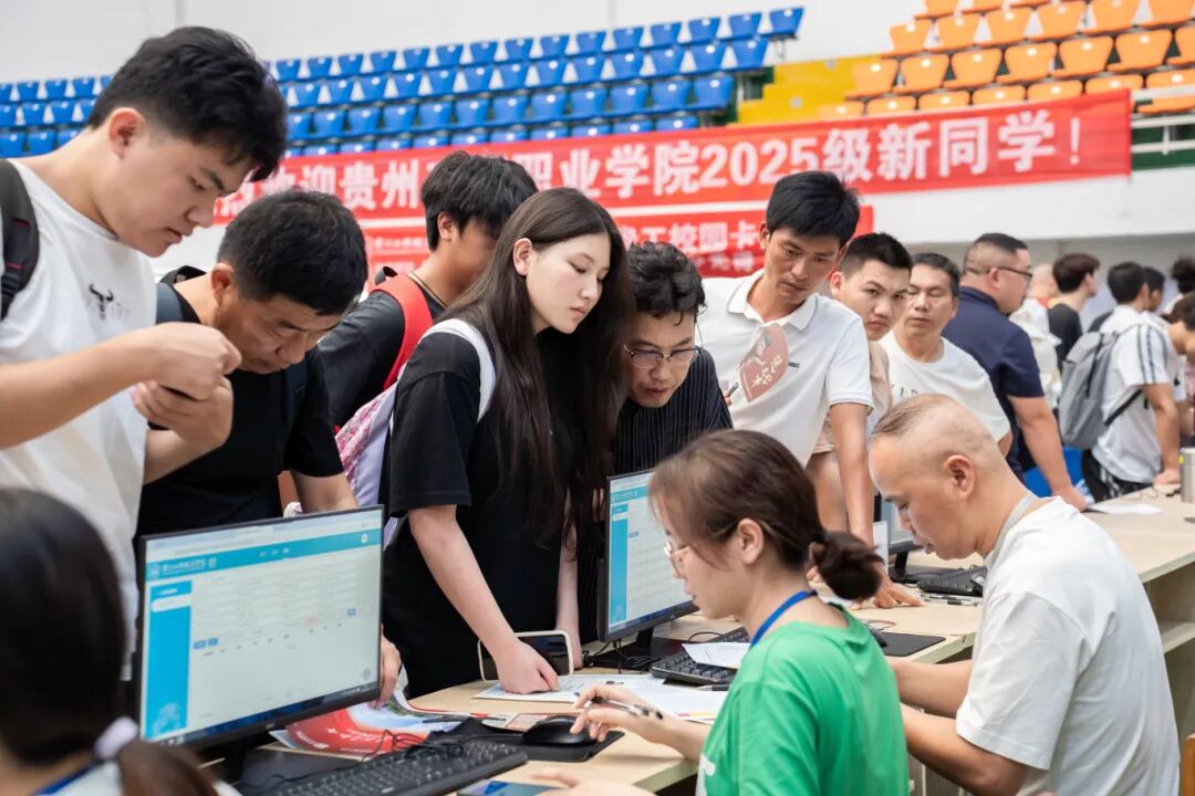 初秋相遇  满“新”欢喜丨直击2025级新生报到现场(图2)